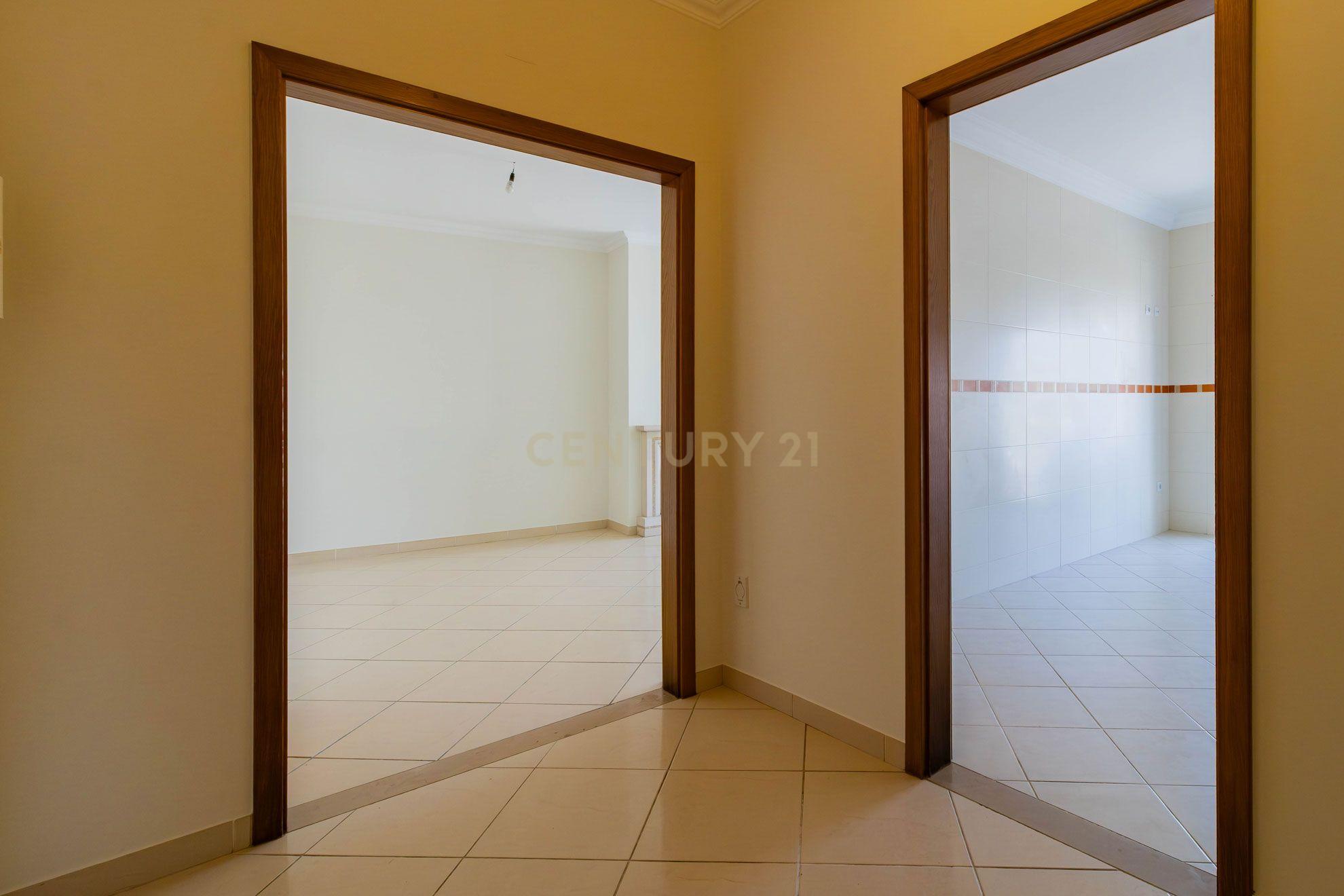Fotografia 4 de Excelente Apartamento T2 com 2 WC e Garagem