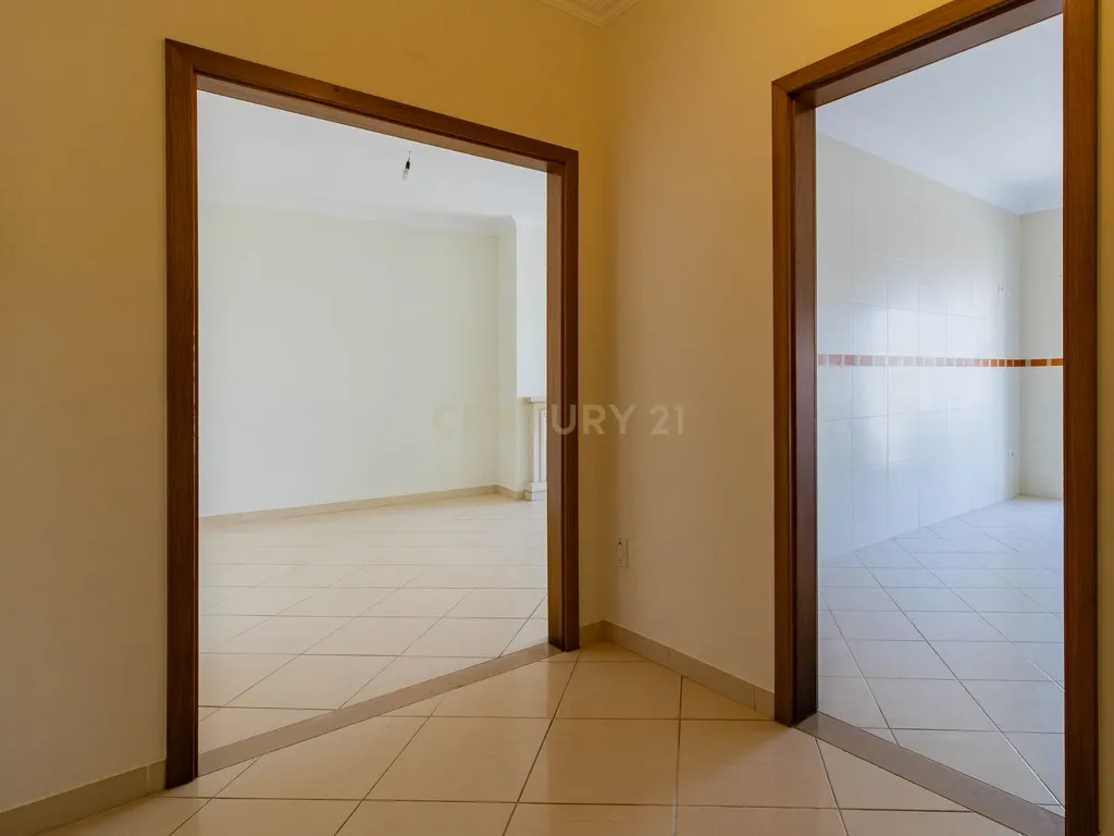 Excelente Apartamento T2 com 2 WC e Garagem - Image 4