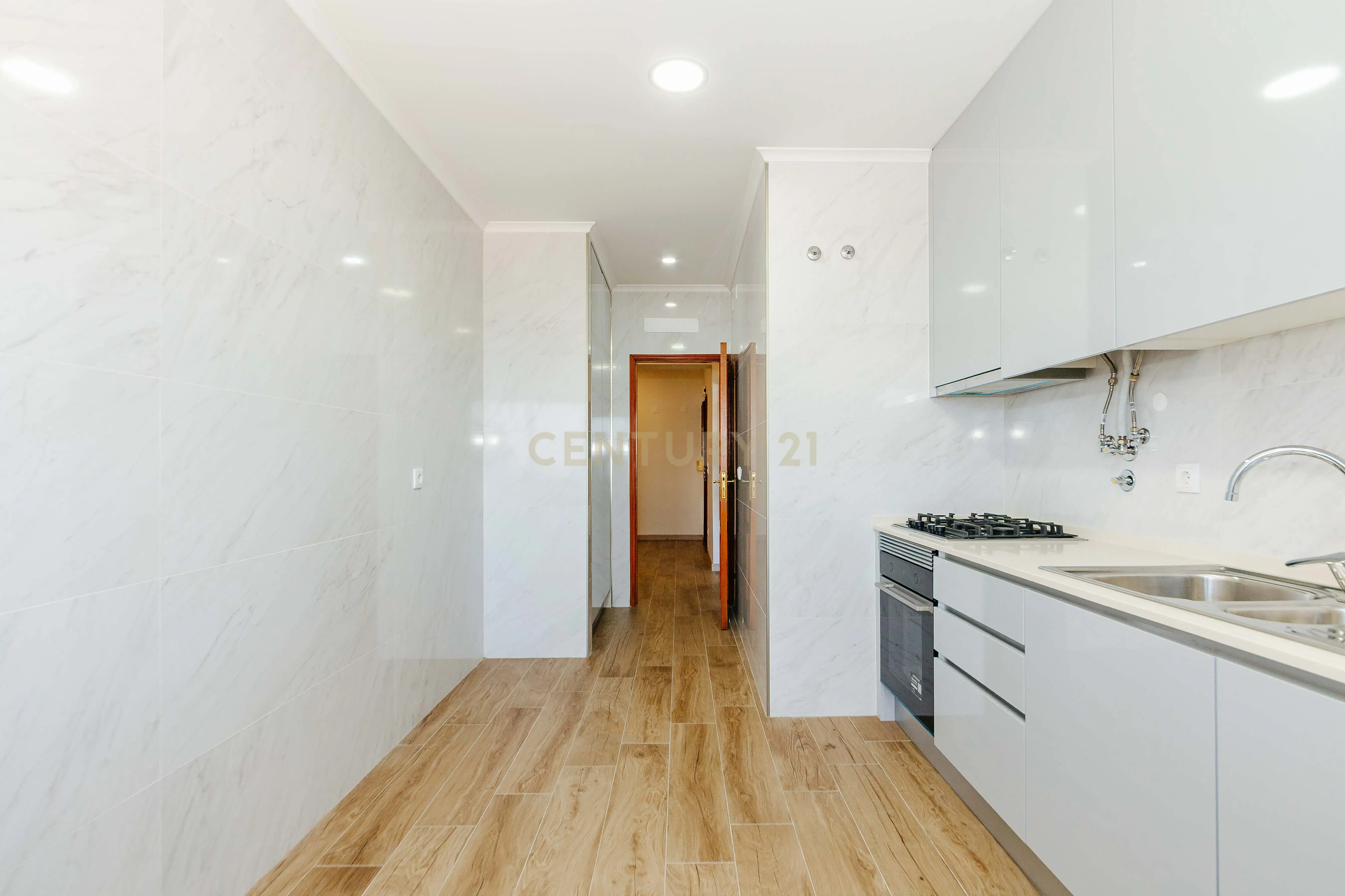 Apartamento T3 Renovado com Vista Rio em Santa Apolónia – Viva no Coração de Lisboa - Image 21