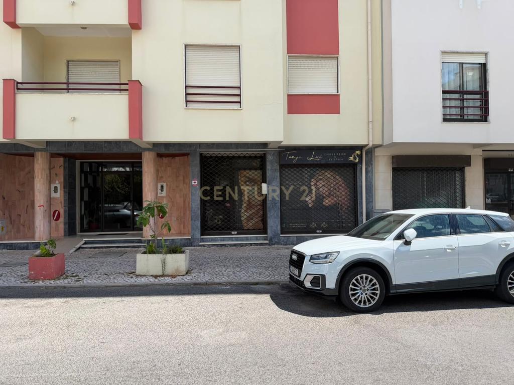 Loja com 85m2 e duas casas de banho em Setúbal - Image 11
