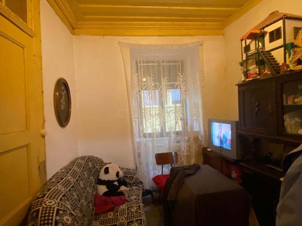 Prédio Urbano com Três T2 - Image 8