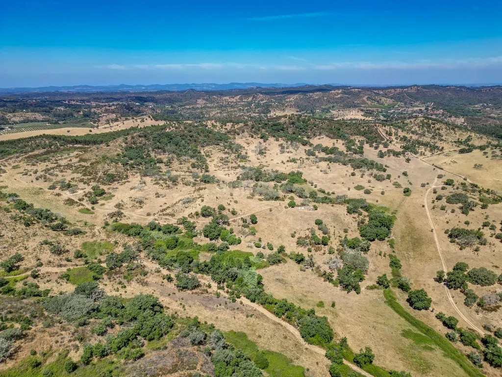 Herdade com 59,225 ha , 687m2 urbano, nascente de água, em Colos, Odemira - Image 8