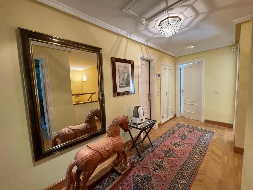 Luxuosa Moradia Renovada em Madrid com Vista para a Cidade - Image 20