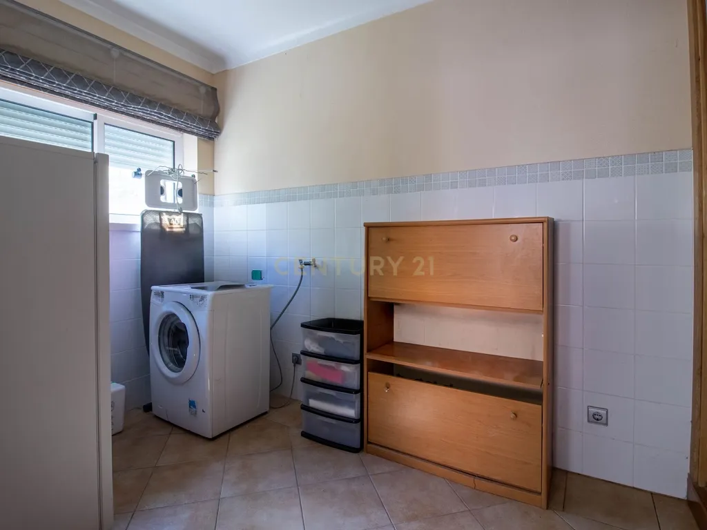 Moradia de arquitetura moderna no Juncal-Porto de Mós - Image 8