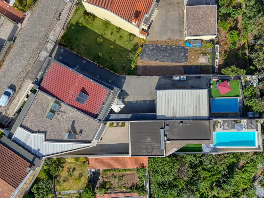 Moradia V3 com Piscina, Garagem para 4 Carros e Excelentes Áreas – Conforto e Tranquilidade a 5 Minutos da Autoestrada - Image 10