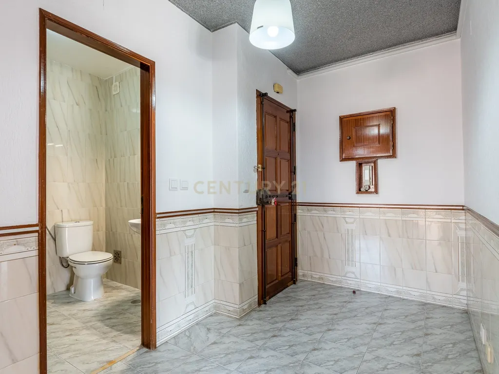 T2 na Amadora para Venda - Localização Central e Excelentes acessos - Image 3