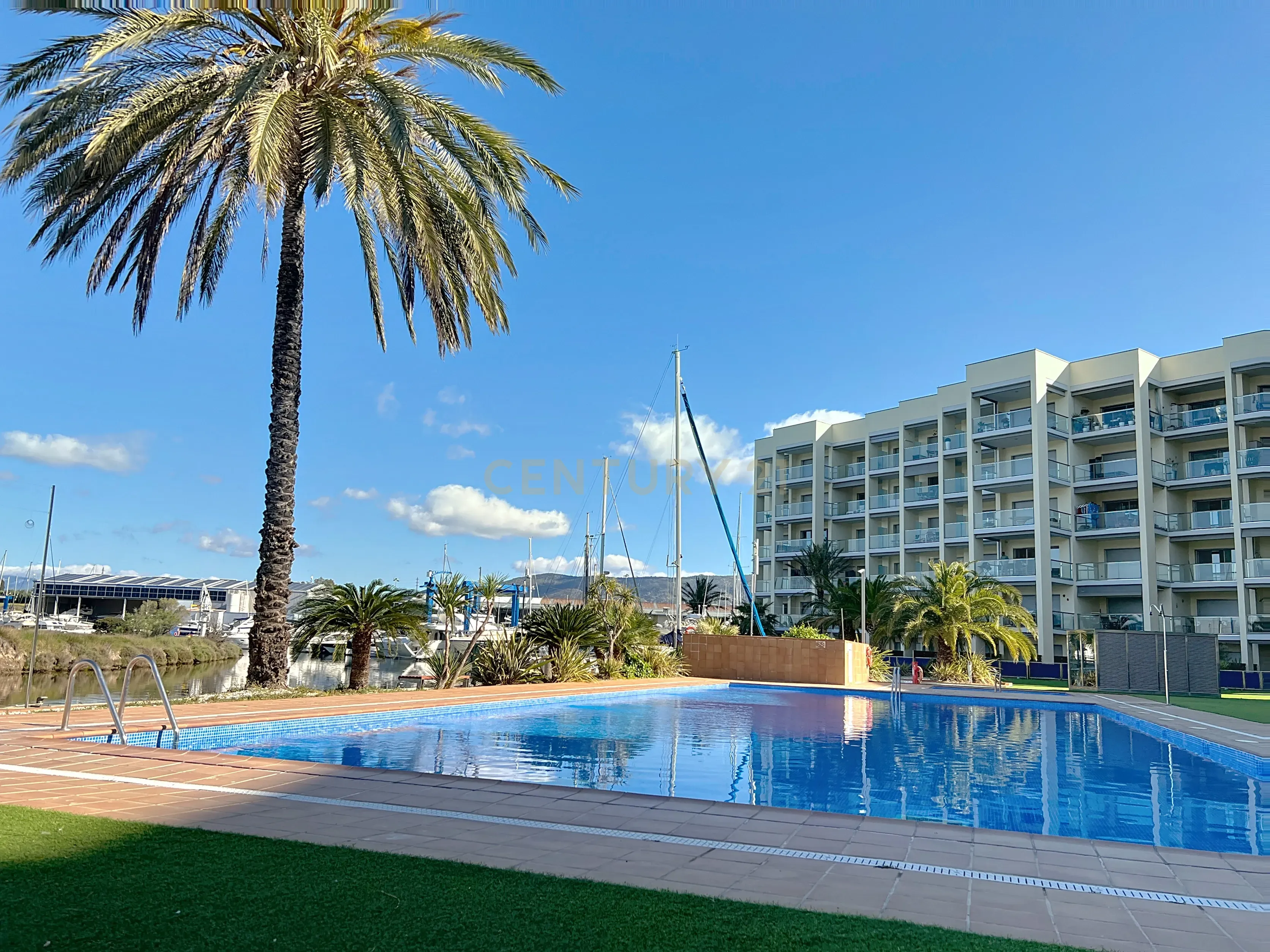 PARA VENDA - EM ROSAS NA COSTA BRAVA - EXCELENTE APARTAMENTO T1 COM VISTA PARA O MAR E PARA O CANAL - Image 1