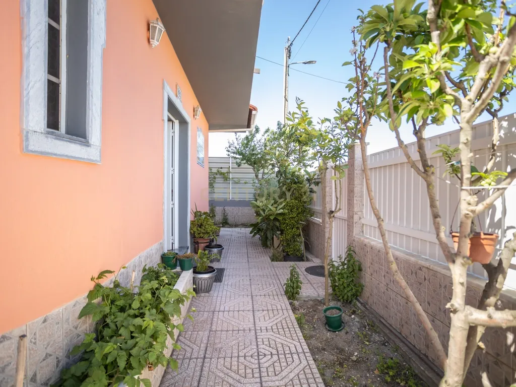 Moradia T4 com garagem e espaço exterior em Fernão Ferro (Em Avos) - Image 8