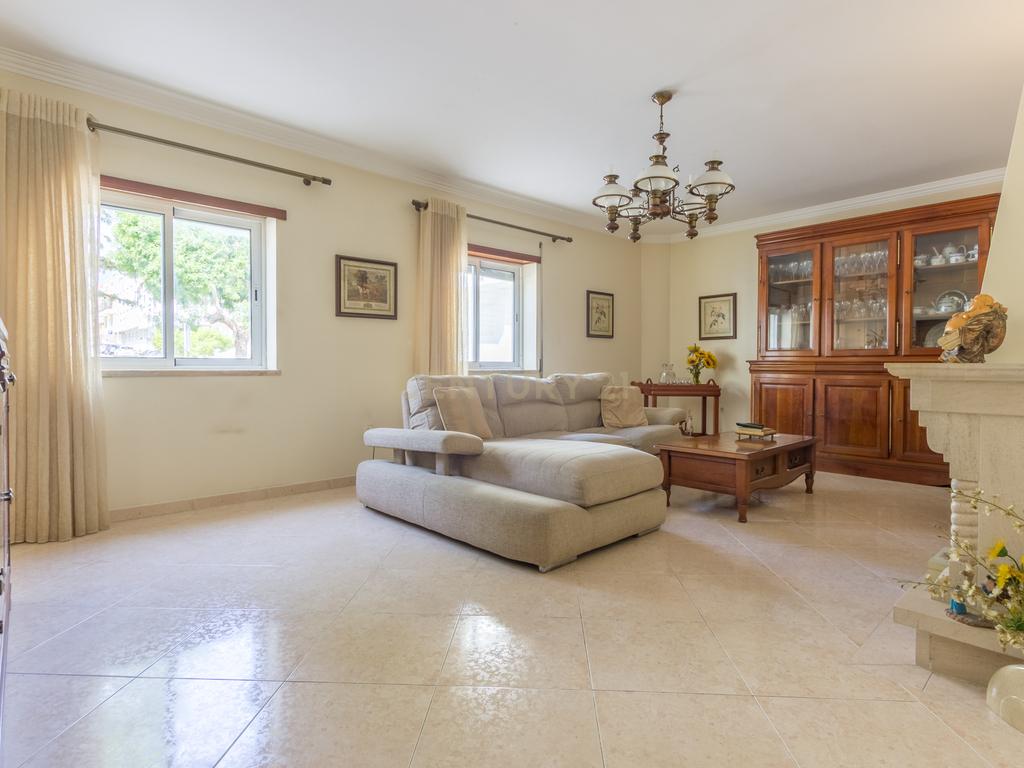 Apartamento T3 em Baixa da Banheira com Garagem - Image 2