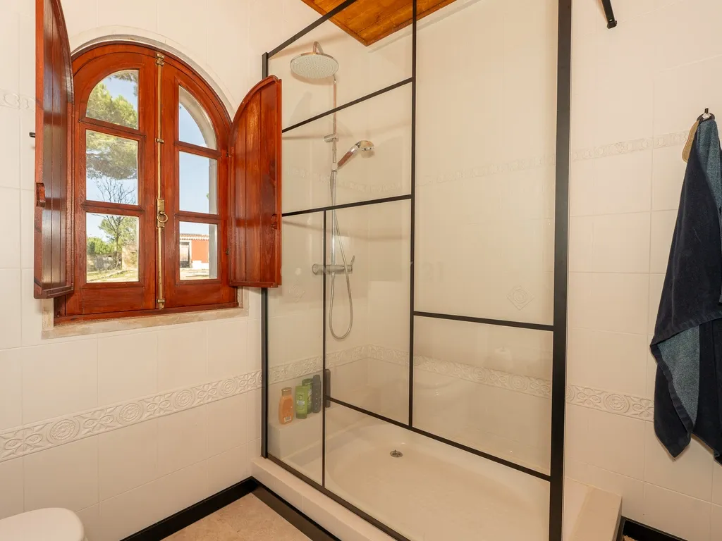 Fabulosa Quinta com lote de terreno de 22.381 m2, onde se encontra inserida uma moradia composta por dois pisos, com uma área bruta de 623 m2, uma área útil de 304 m2 e uma área bruta dependente de 319 m2, localizada em Santo Isidro de Pegões, na zona de Pegões, a pouca distância das belas praias de Setúbal. - Image 75