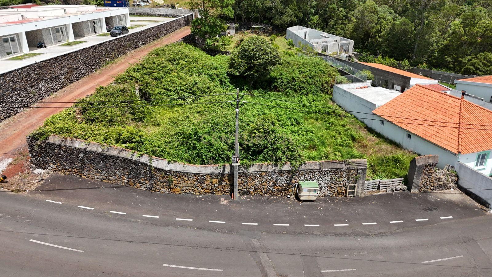 Terreno urbano em São Bartolomeu de Regatos, Angra do Heroísmo