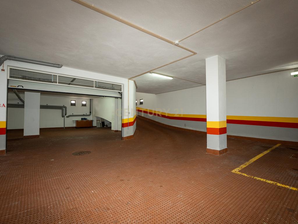 Apartamento de tipologia T3, com 2 varandas, 2 WC e box para 4 viaturas, situado no Jardim da Amoreira - Ramada em Odivelas. - Image 50