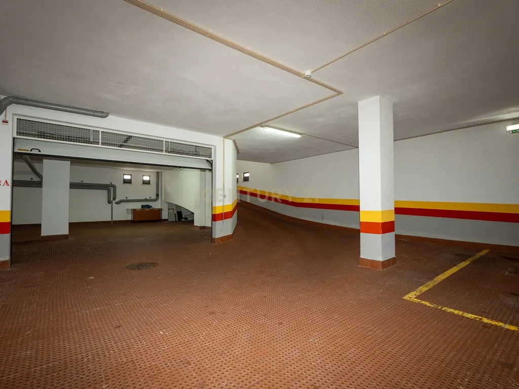 Apartamento de tipologia T3, com 2 varandas, 2 WC e box para 4 viaturas, situado no Jardim da Amoreira - Ramada em Odivelas. - Image 50