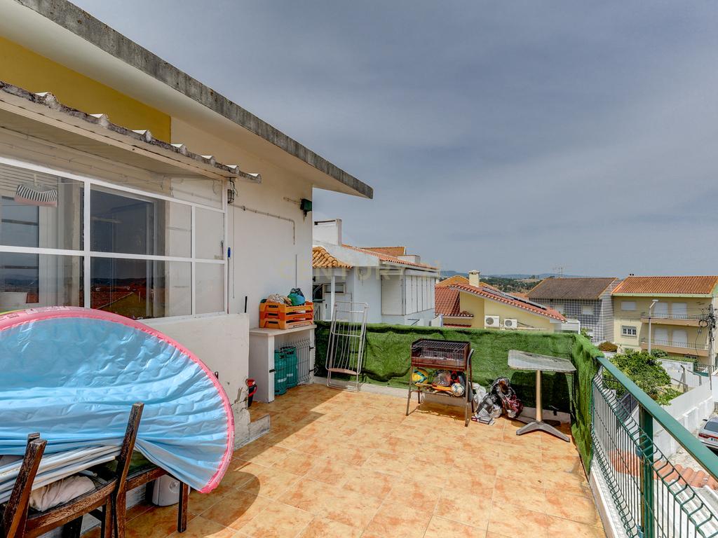 Moradia bifamiliar T4+1 em Pinheiro de Loures, com vistas desafogadas, jardim, pátio, varanda e terraço - Image 13
