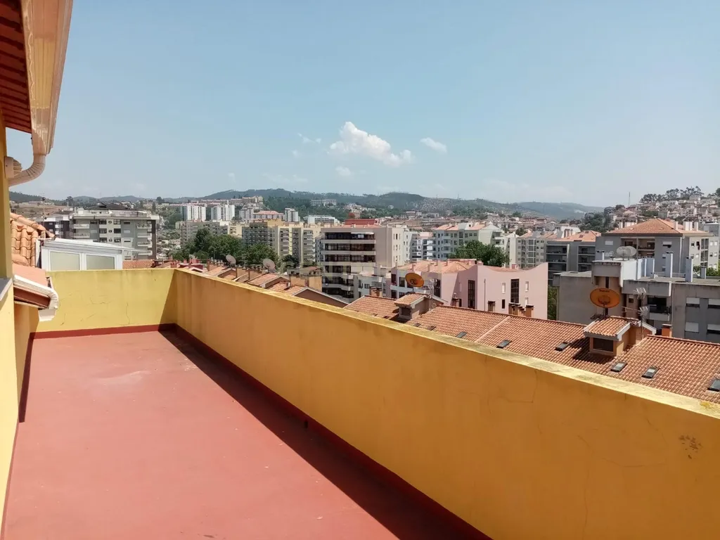 Apartamento T3+1 com logradouro e estacionamento privativos e sótão independente rentabilizado – Bairro Norton de Matos - Coimbra - Image 33