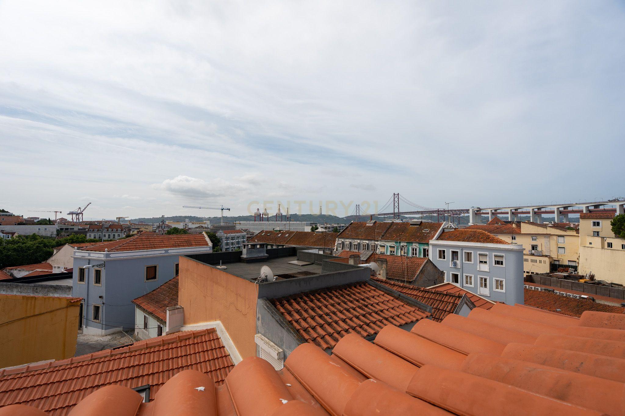 Moradia T4 em Alcântara com Dois Duplex Independentes - Ideal para Habitação e Investimento - Image 19