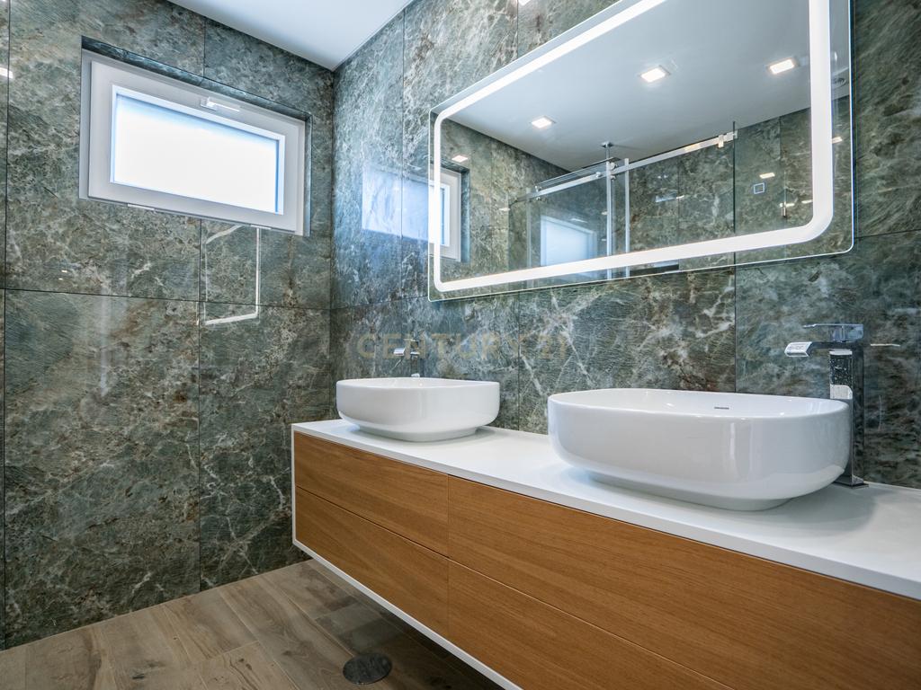 Moradia Térrea com piscina e quatro suites - Image 45