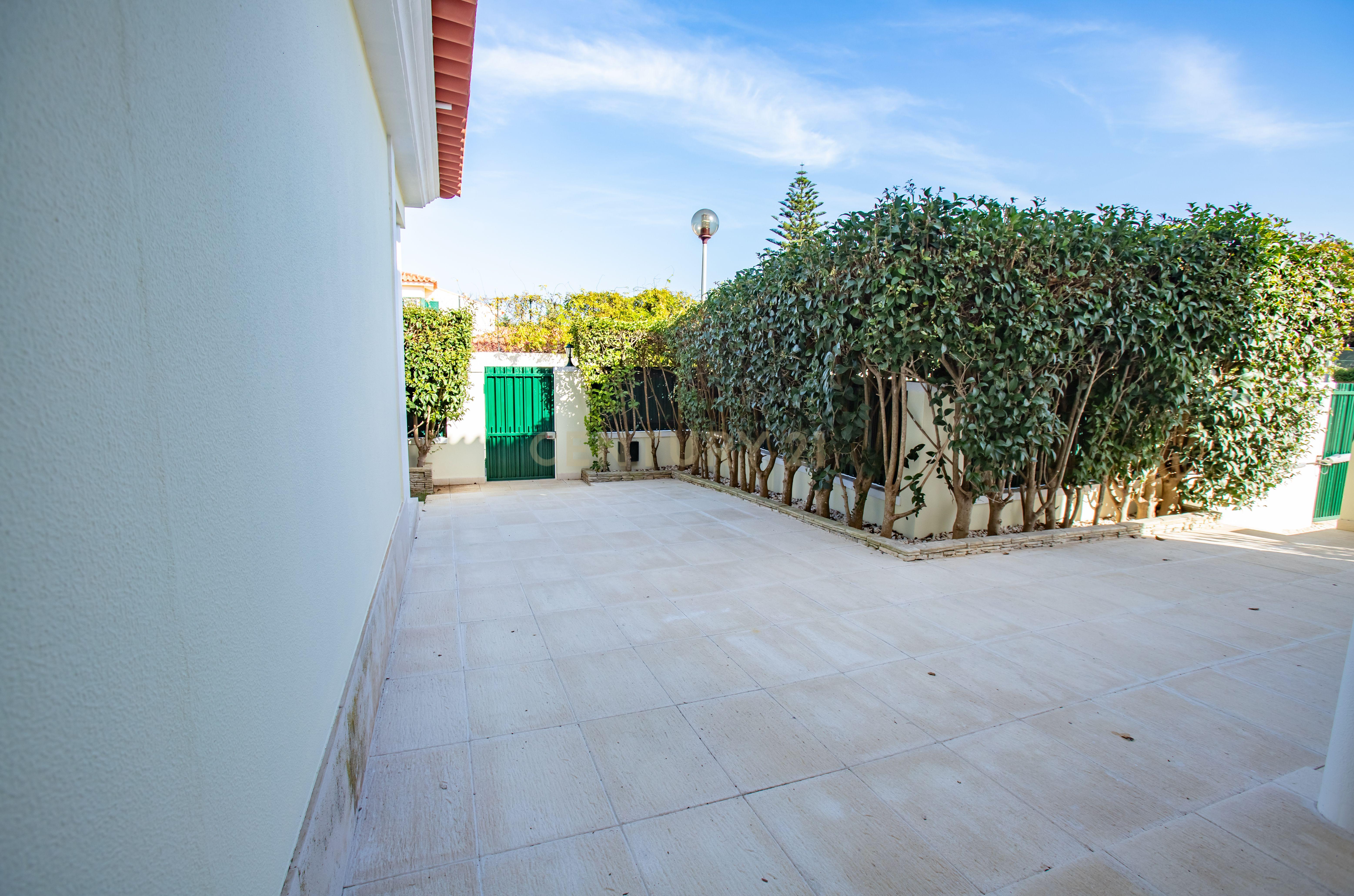 Moradia isolada na Areia , com 627 m2 de área total, piscina e jardim. - Image 32