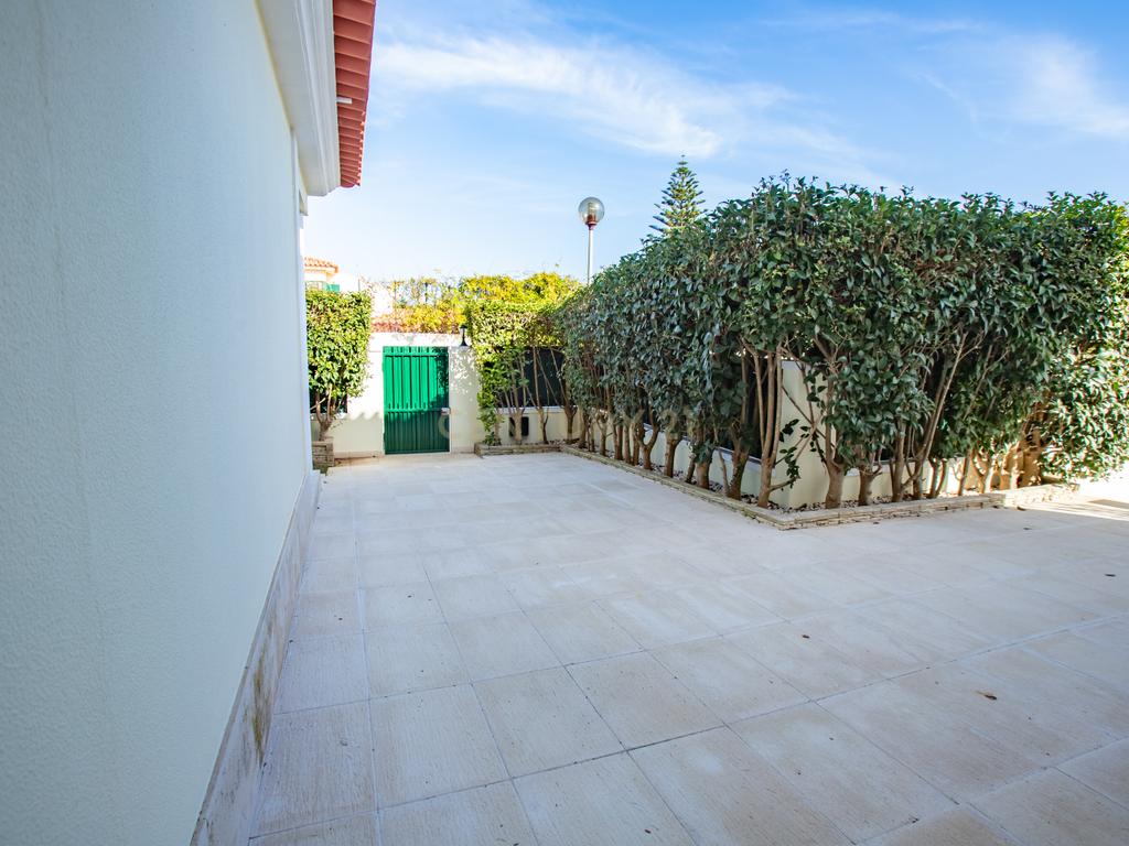 Moradia isolada na Areia , com 627 m2 de área total, piscina e jardim. - Image 32