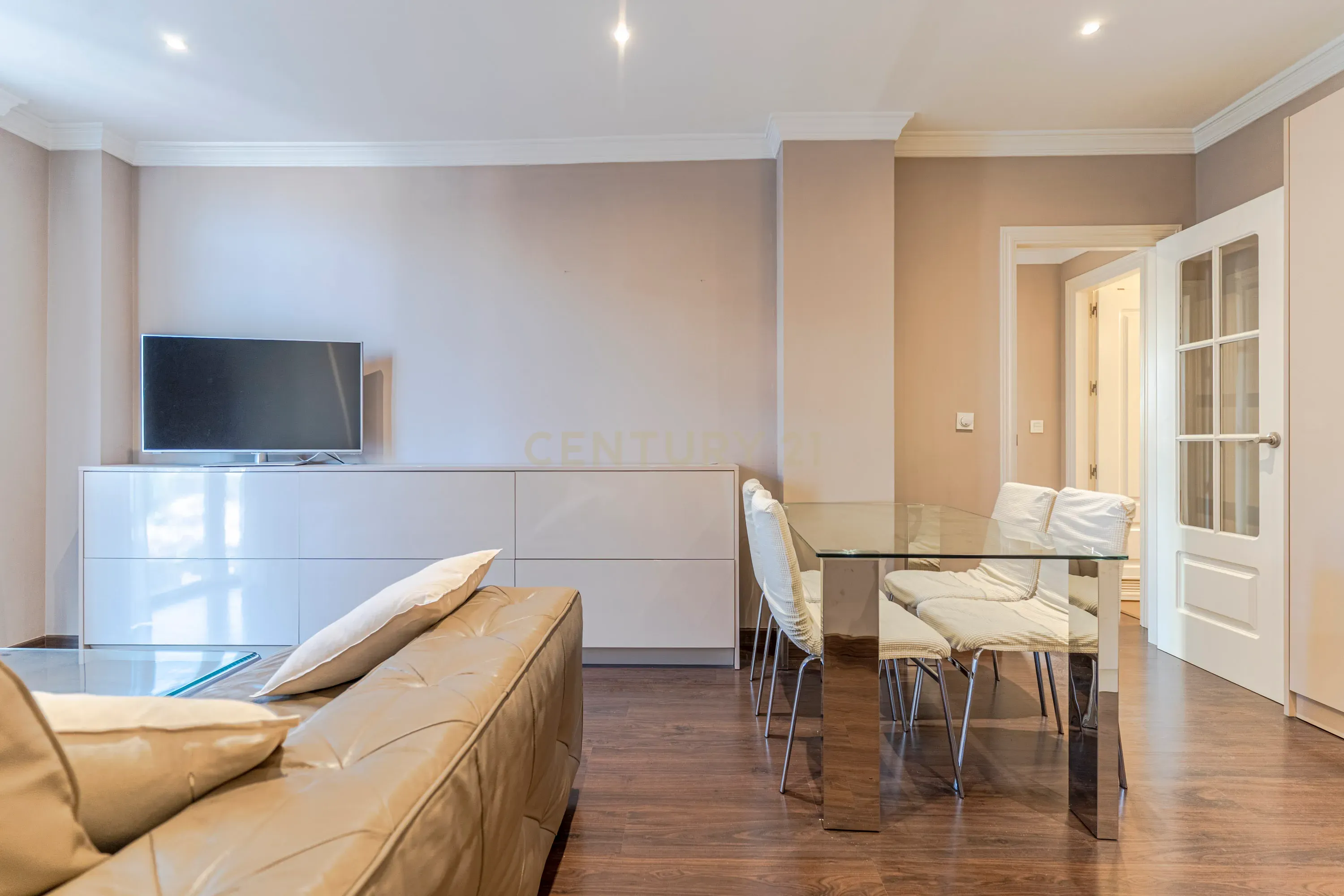 Apartamento Renovado em Granada com Garagem e Segurança - Image 4