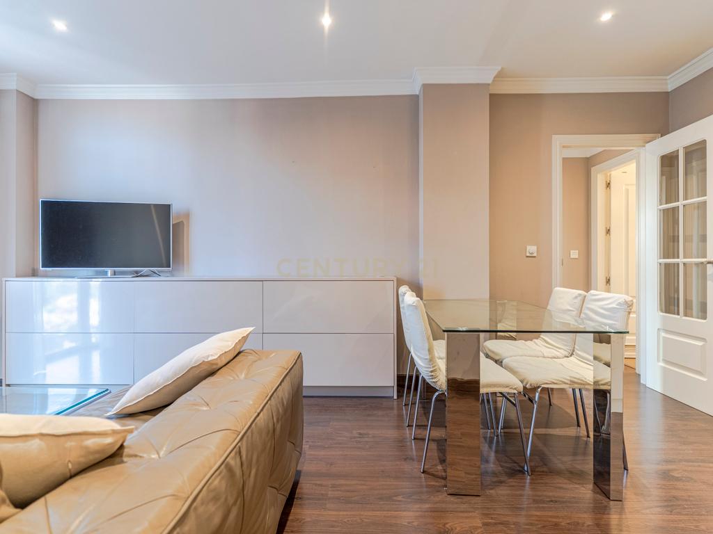Apartamento Renovado em Granada com Garagem e Segurança - Image 4