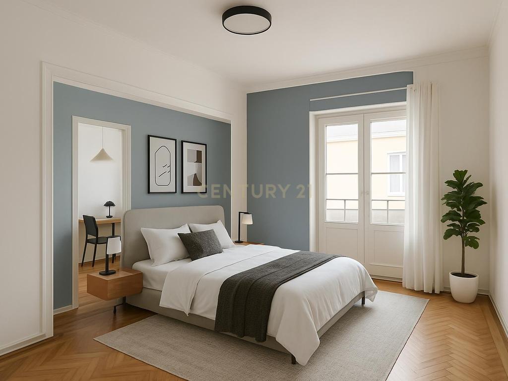 Apartamento T2 para recuperar no centro de Portimão, Algarve - Image 2