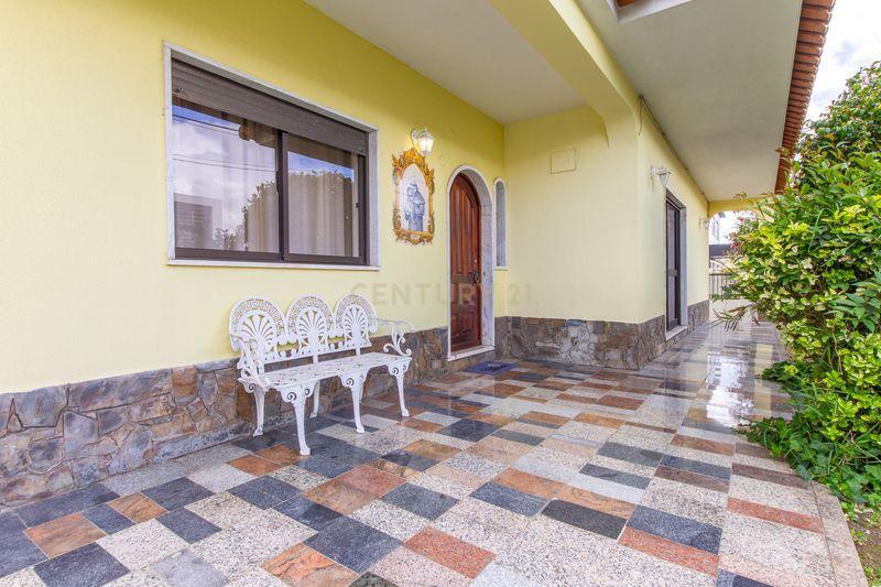 Moradia T4 com Vista para o Campo e Cidade em Localização Privilegiada -Charneca da Caparica, Almada - Image 29