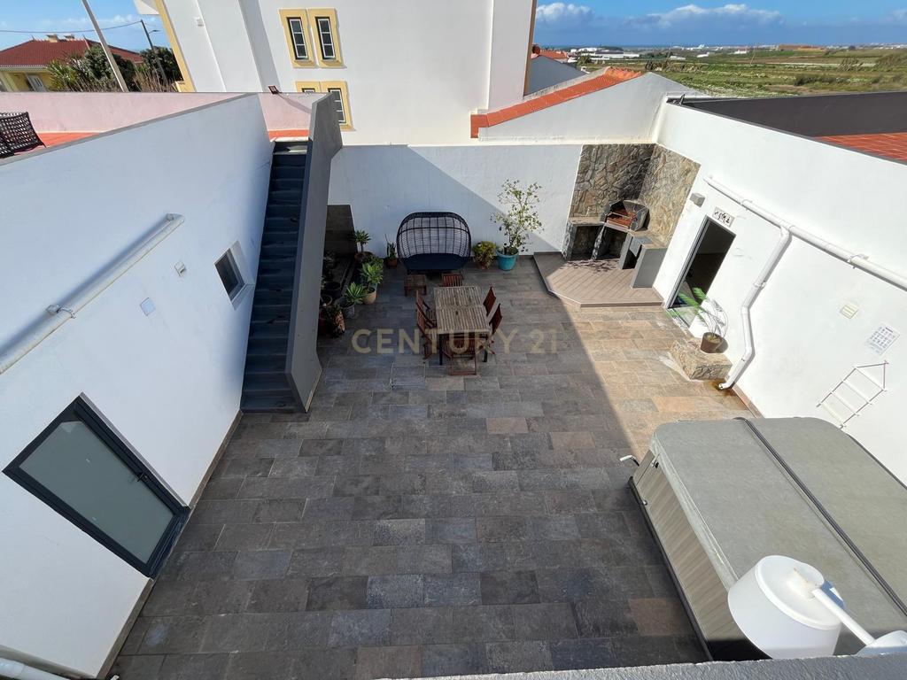 Moradia com quatro apartamentos independentes, três T2 e um T3 em Atouguia da Baleia. Ideal para famílias ou grupos, preparada para turismo ou para arrendamento de longa duração. - Image 63