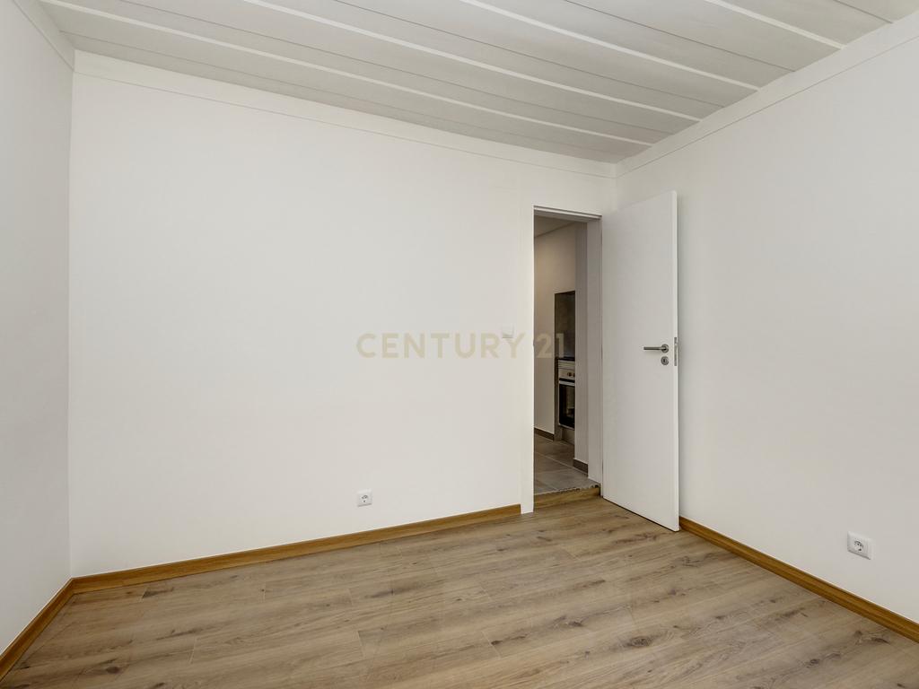 Apartamento T1+1 totalmente remodelado, próximo da Assembleia da República - Image 17