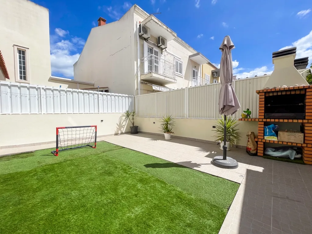 Moradia T3 Renovada com Terraço na Quinta do Conde – Sesimbra - Image 14