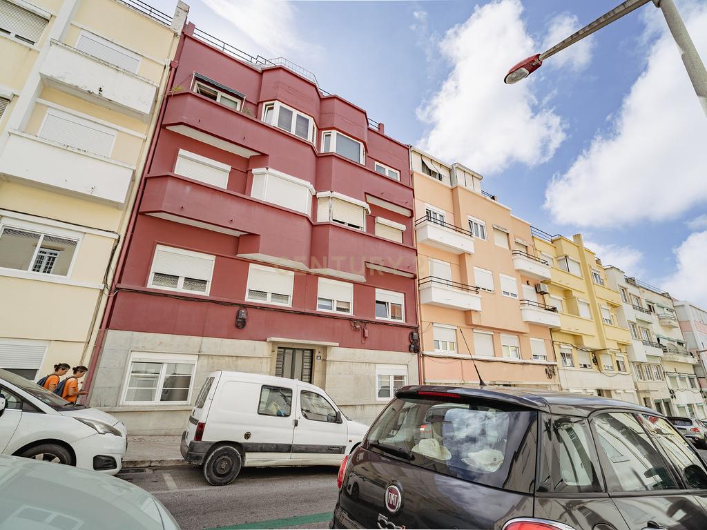 Apartamento T1+1 renovado e com espaço exterior, no Areeiro - Image 18