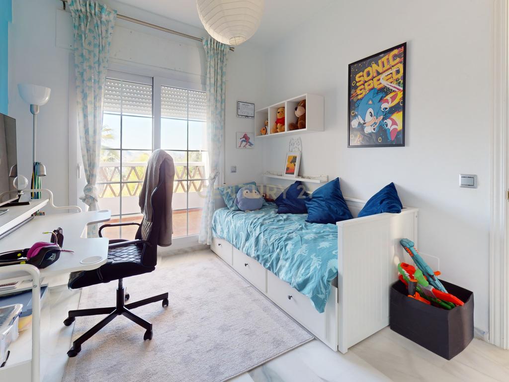 Casa Térrea em Málaga com Jardim e Piscina em Comunidade Fechada - Image 17