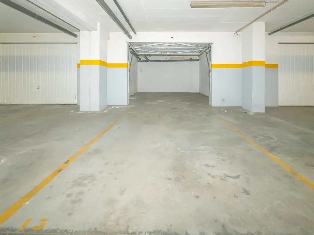 Apartamento T3 com Duas Varandas, Garagem Box e Lugar de estacionamento na Vila Serena, Pinhal Novo - Image 48