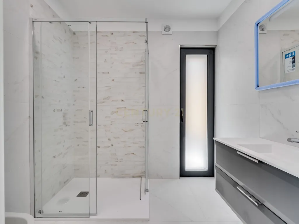 Moradia T4+1 de construção nova com piscina infinita | Caramujeira, Lagoa - Image 35
