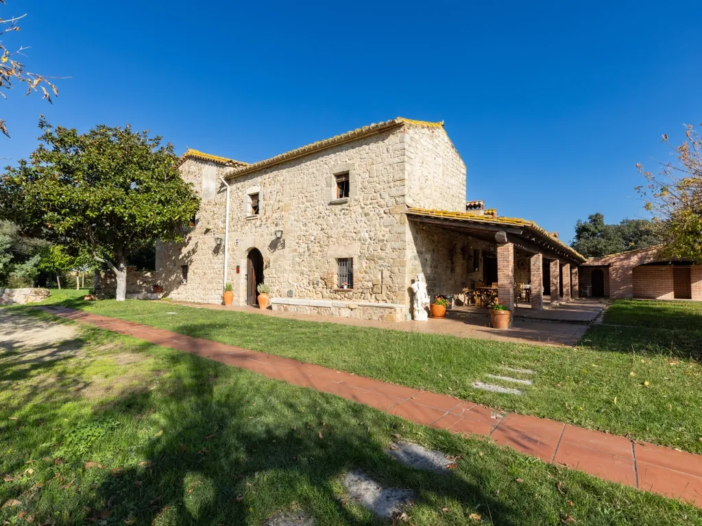 MASIA CATALANA EN VENDA A LLAGOSTERA – MÉS DE 7 HECTÀREES DE TERRENY, LLICÈNCIA TURÍSTICA, PISCINA I CAMP DE FUTBOL - Image 9