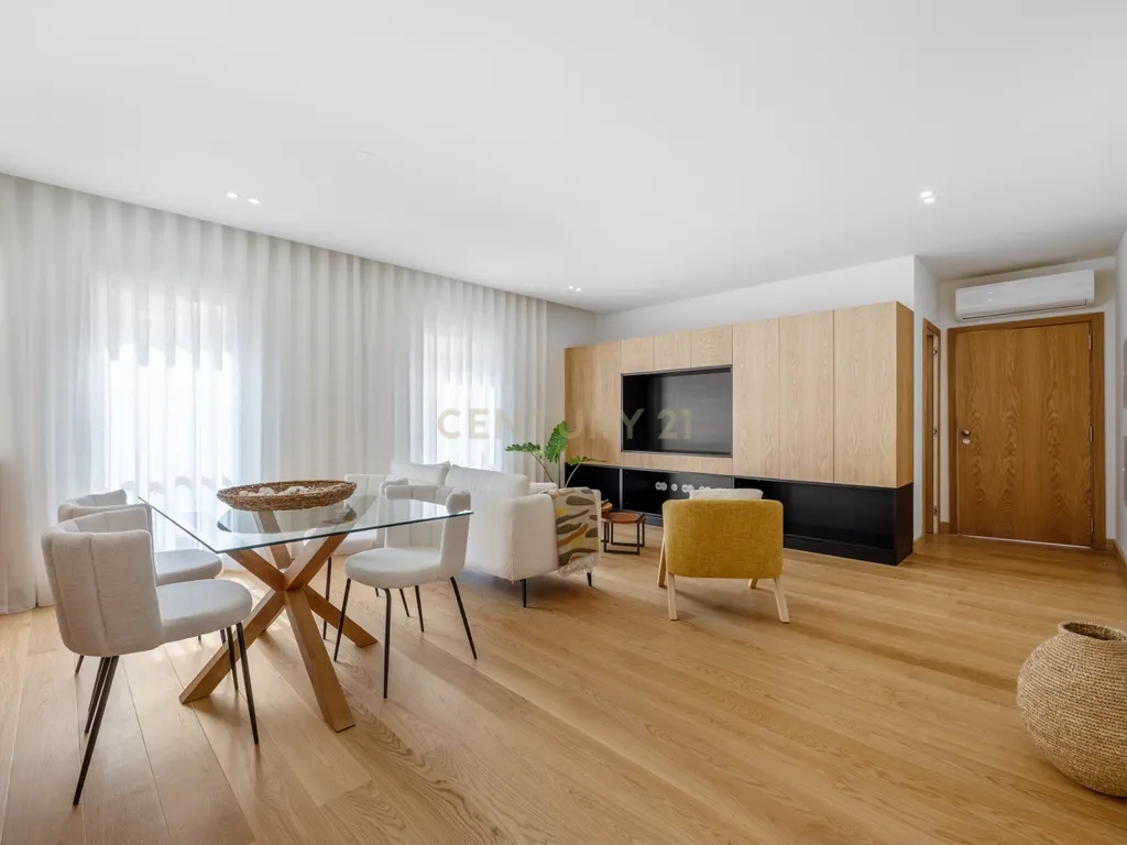 Luxuoso apartamento T3 no Centro de Setúbal e a 300m da praia - Image 2