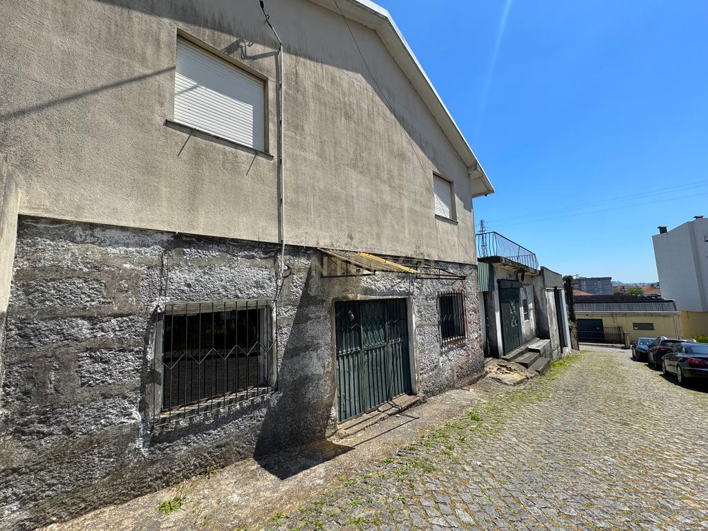Moradia com 4 quartos, 3 armazéns e muito potencial em Freamunde, Paços de Ferreira - Image 20