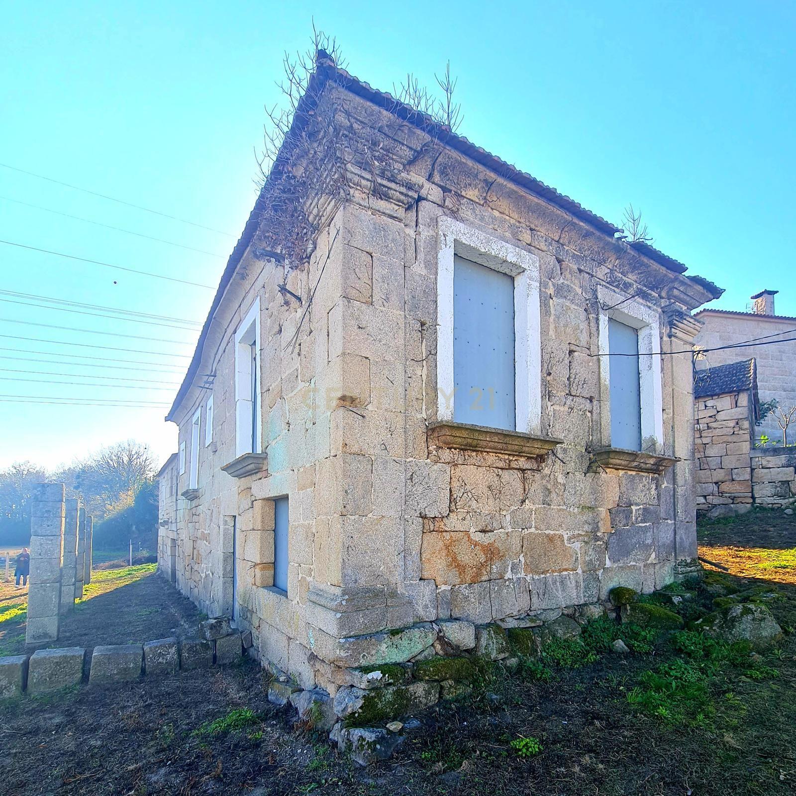 Fotografia 4 de Casa da Fonte, imovel com Apontamento historico para restauro