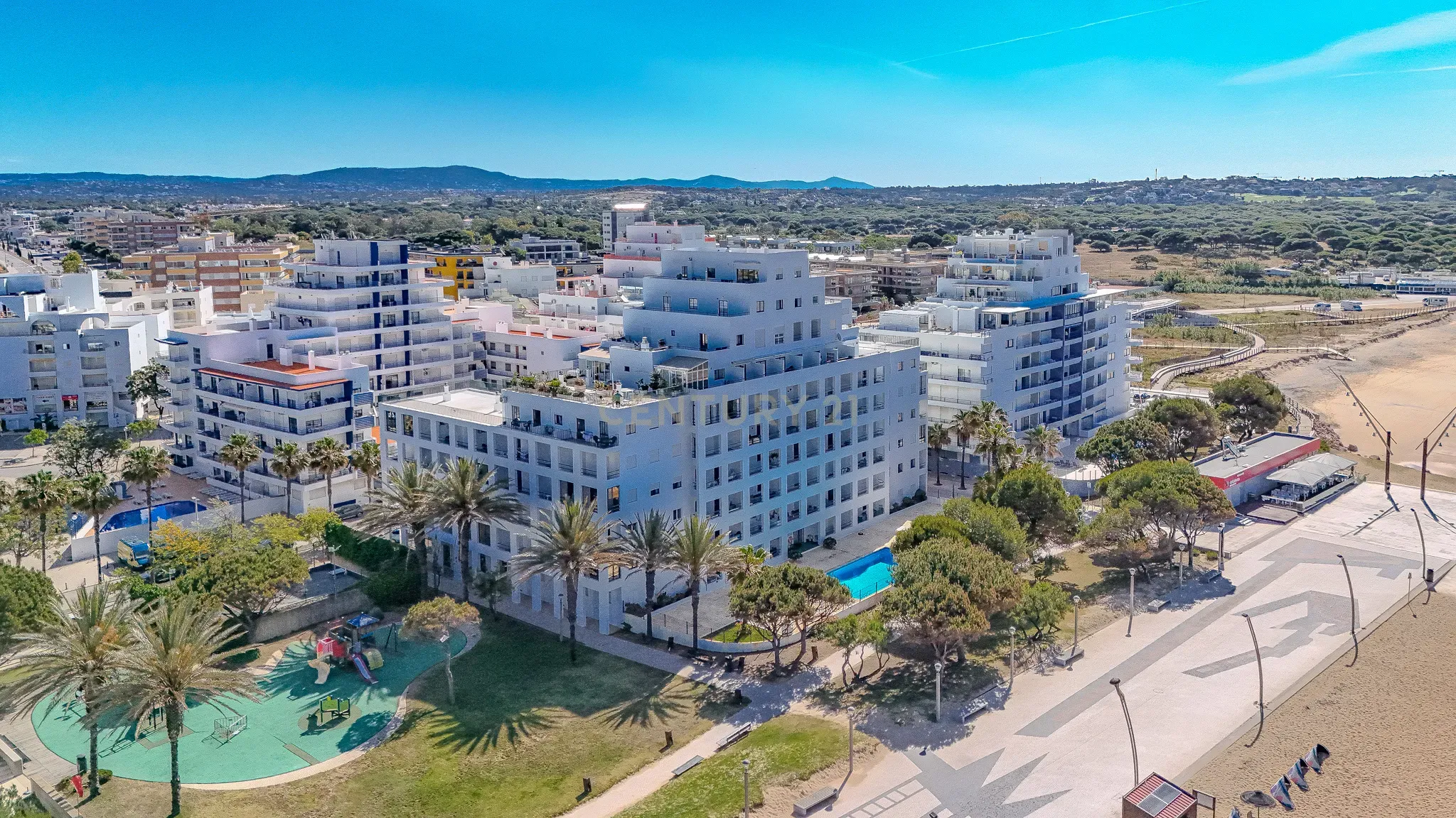 Apartamento T2 com Vista Mar na Primeira Linha de Praia – Quarteira - Image 2