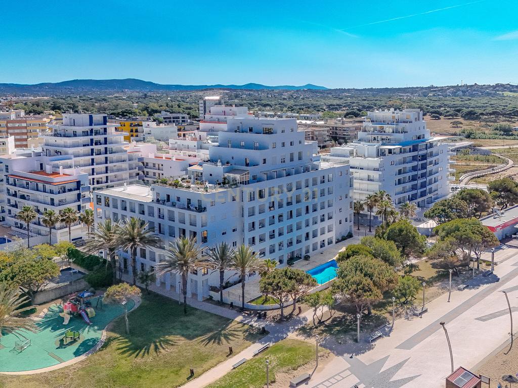 Apartamento T2 com Vista Mar na Primeira Linha de Praia – Quarteira - Image 2