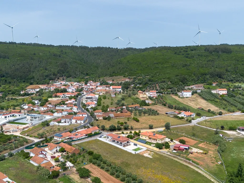 Viva Entre a Serra e Lisboa | Moradia Térrea Nova com Terreno Excecional, junto às Salinas de Rio Maior. - Image 4