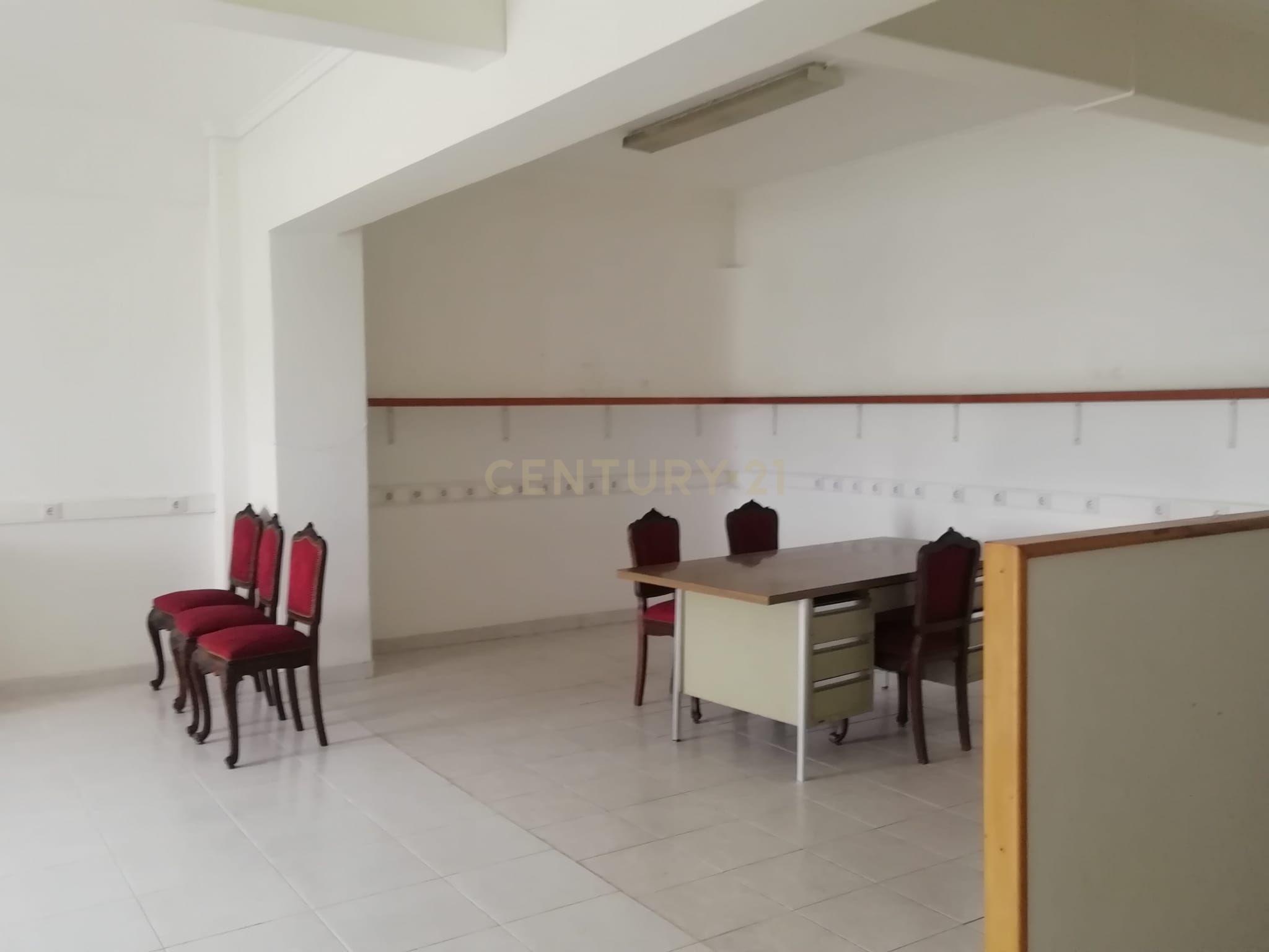 Fotografia 11 de EXCELENTE PARA HABITAÇÃO DE  -   112m2. ou PARA NEGOCIO.    ENTRE A  REBOLEIRA E DAMAIA.