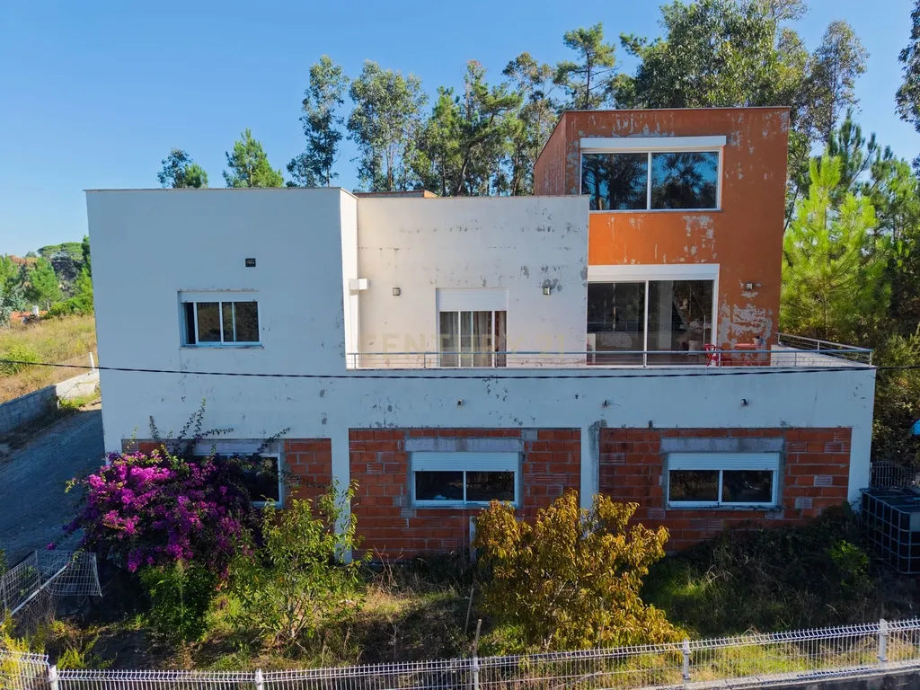 Moradia de arquitetura moderna no Juncal-Porto de Mós - Image 43