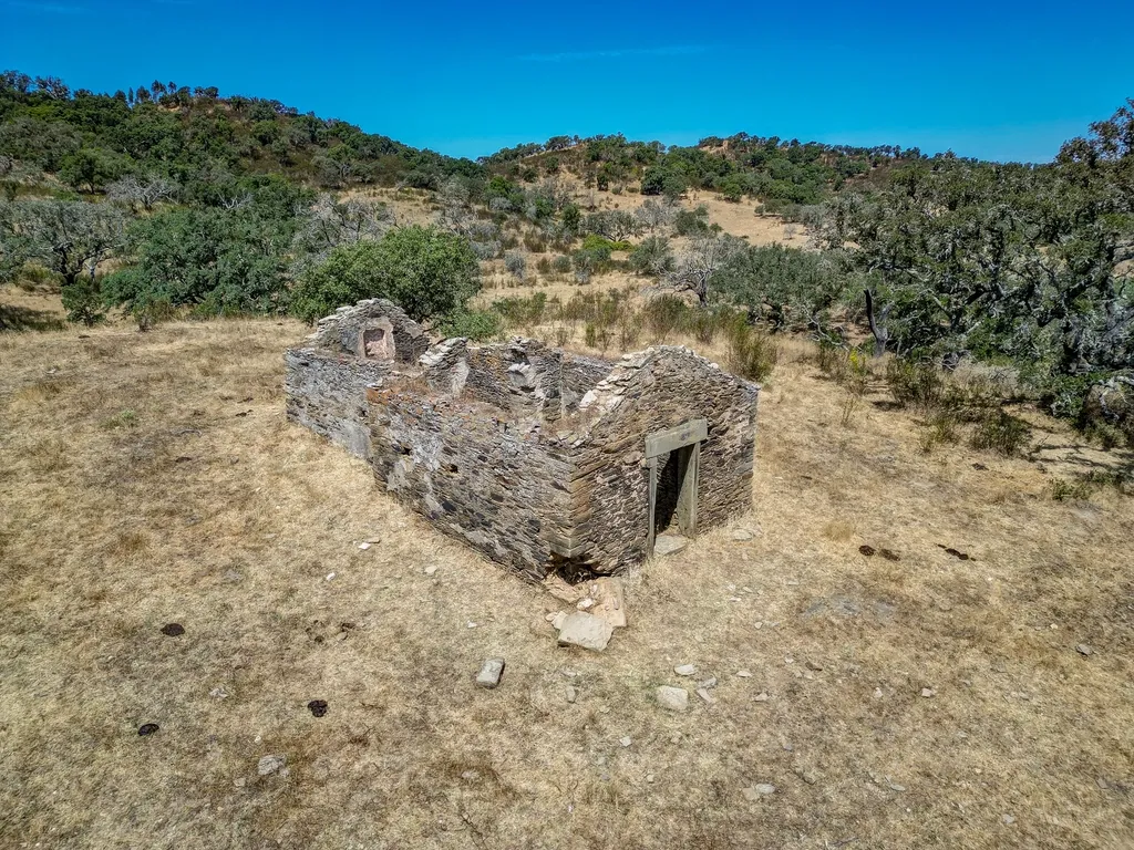 Herdade com 59,225 ha , 687m2 urbano, nascente de água, em Colos, Odemira - Image 12