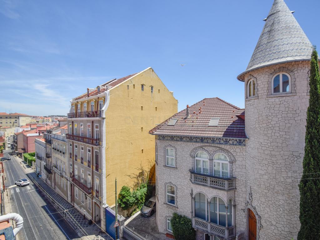 Apartamento com mezzanine e potencial de reconversão na Estrela - Image 15