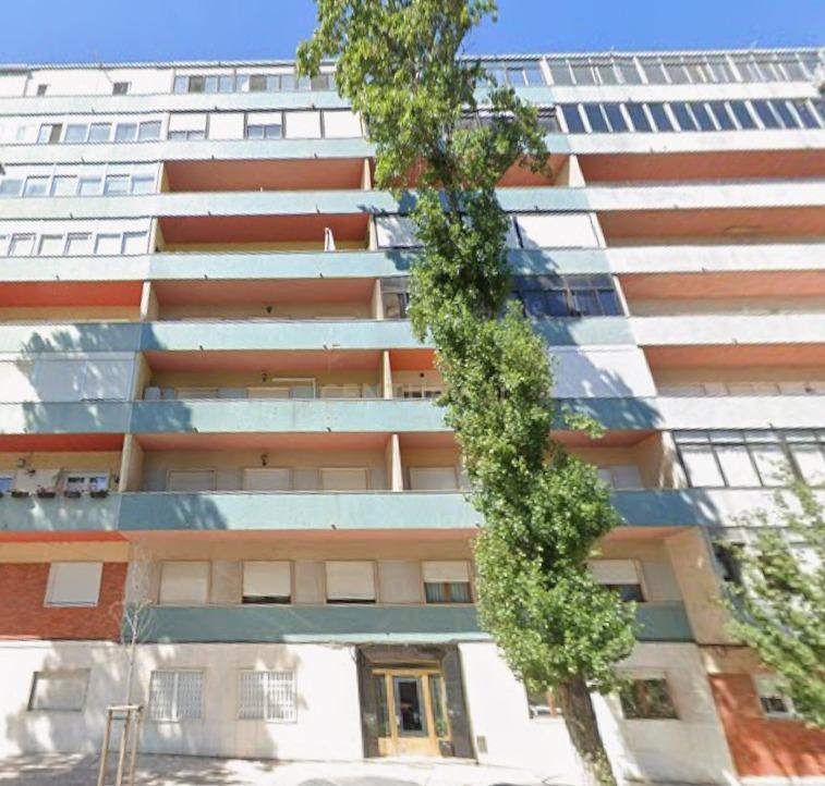 Apartamento T3 em Benfica, Lisboa com Varandas e Vista Cidade - Image 1