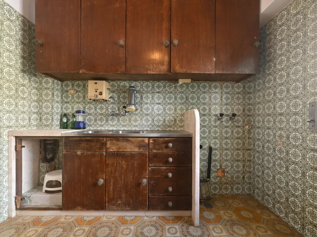 Apartamento T1 para venda na zona de Alcântara a necessitar de obras - Image 9