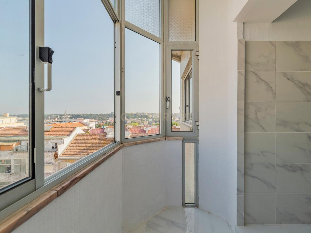 T1 Remodelado com Terraço e Vista Fantástica – Rua Dom Sancho I, Almada - Image 7