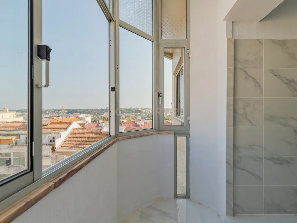 T1 Remodelado com Terraço e Vista Fantástica – Rua Dom Sancho I, Almada - Image 7