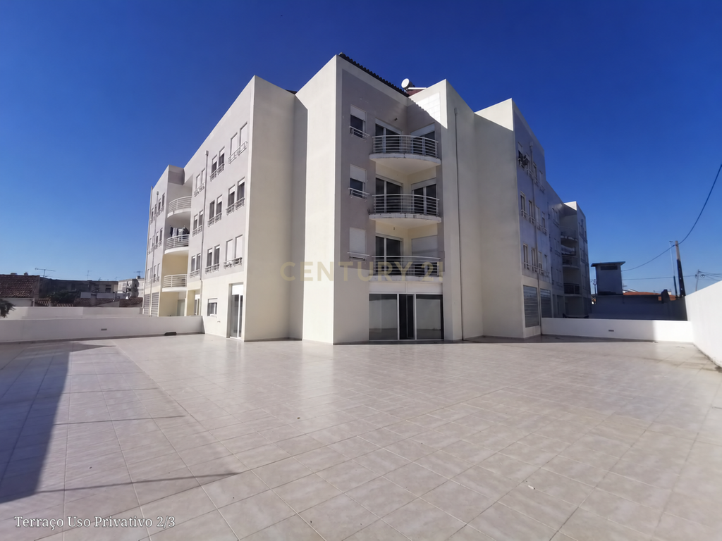 T4 DUPLEX COM 288,50 M², TERRAÇO PRIVATIVO DE 310 M² E ESTACIONAMENTO PARA 7 CARROS — A POUCOS MINUTOS DE LEIRIA - Image 13